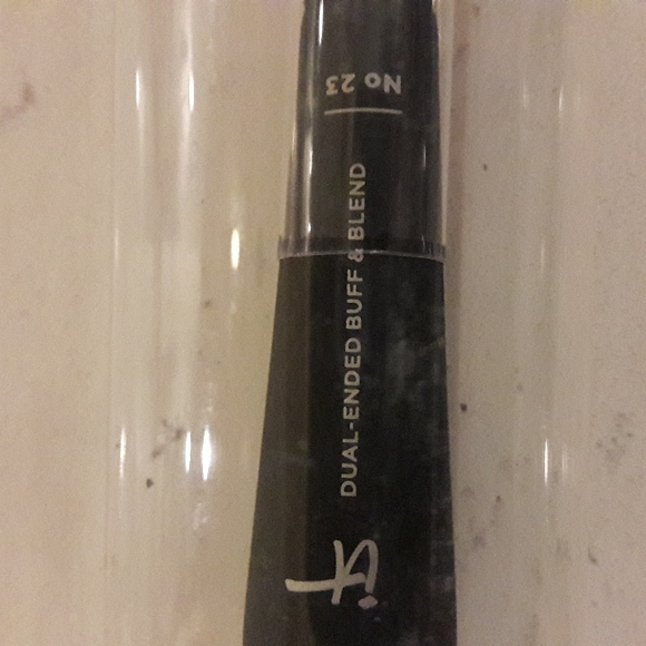 it Cosmetics Dual ended Buff and Blush Brush - Picture 3 of 6
